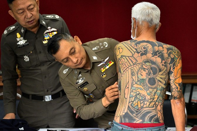 Chefe de gangue japonês identificado por tatuagens é preso na Tailândia Chefe de gangue japonês identificado por tatuagens é preso na Tailândia