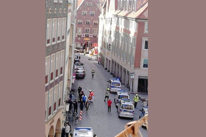 Carro atropela multidão em Münster na Alemanha