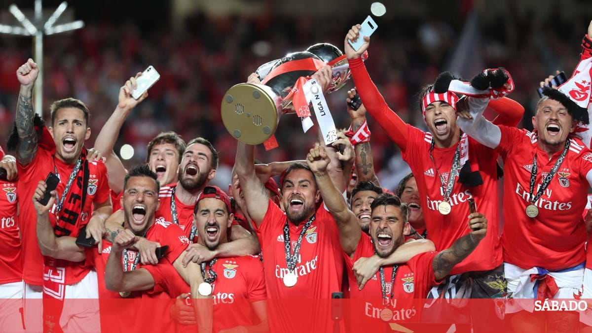 37. Benfica levanta a taça de campeão perante uma plateia em delírio